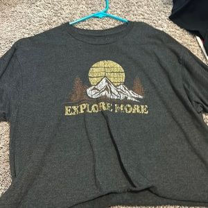 Women grey cropped tee.